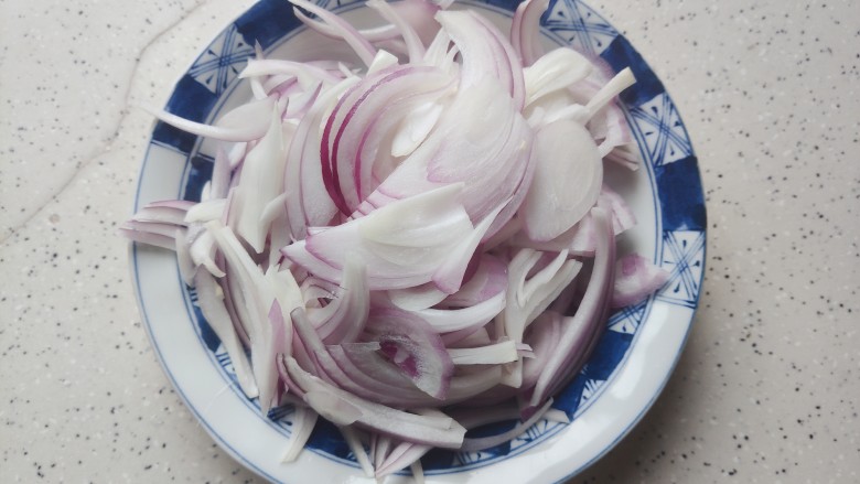 洋葱炒肉片~一家老小都喜欢,<a style='color:red;display:inline-block;' href='/shicai/ 29'>洋葱</a>洗净,切成粗丝
