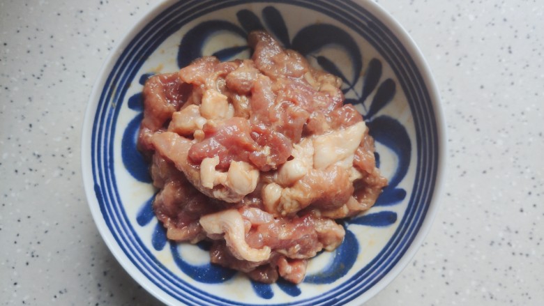 洋葱炒肉片~一家老小都喜欢,抓均匀,腌制15分钟
