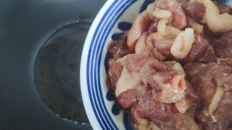 洋葱炒肉片~一家老小都喜欢,待锅内油热,下肉片