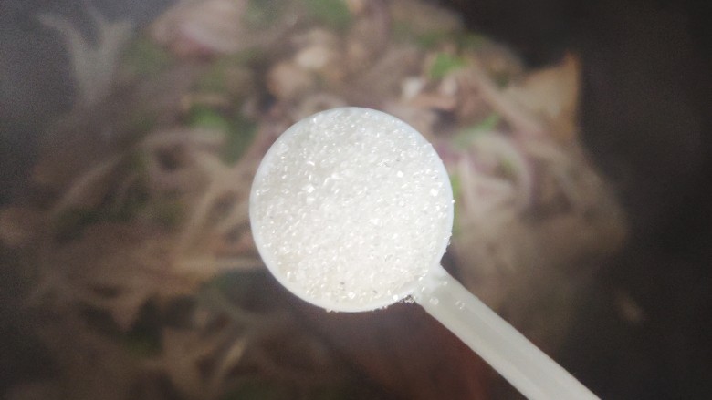 洋葱炒肉片~一家老小都喜欢,加一小勺细砂糖,翻炒均匀即可