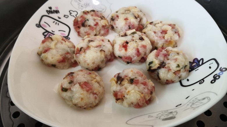 腊肠萝卜丝饼,蒸好了,取出来即可享用了