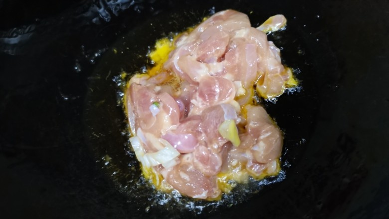 鸡丝炒笋丝,锅内放油,下入腌好的肉条。