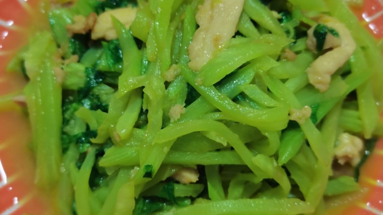 鸡丝炒笋丝,翻拌后,笋丝塌下就可以出锅了。