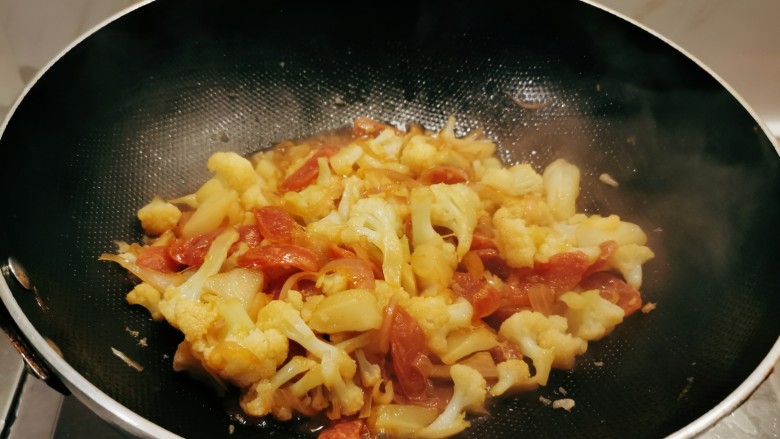 腊肉炒花菜,炒至完全入味,关火出锅。