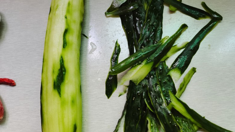 黄瓜炒腊肠,青瓜皮削掉(可削可不削的)