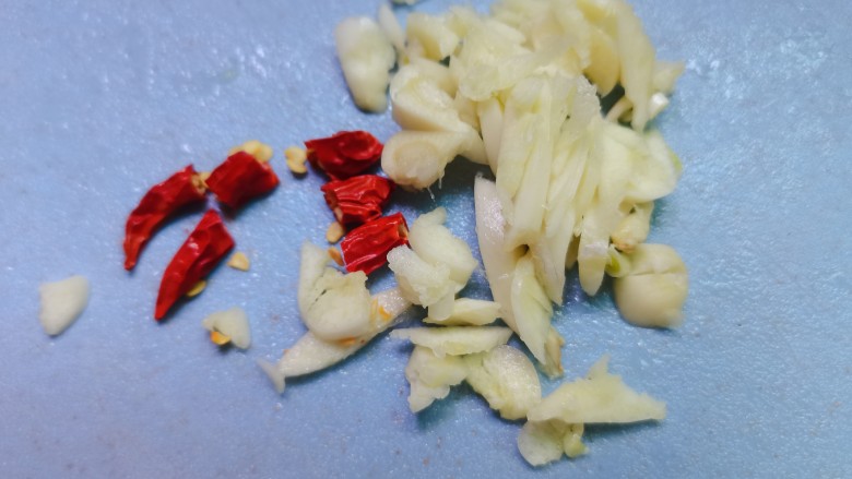 黄瓜炒腊肠,蒜头去皮,同辣椒切碎