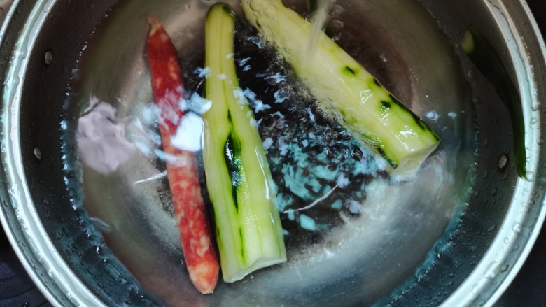 黄瓜炒腊肠,削好皮青瓜洗净,腊肠过一下水捞出