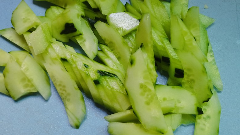 黄瓜炒腊肠,青瓜同样切片(形状大小随意)