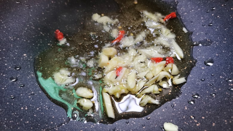 黄瓜炒腊肠,蒜蓉,辣椒煸香
