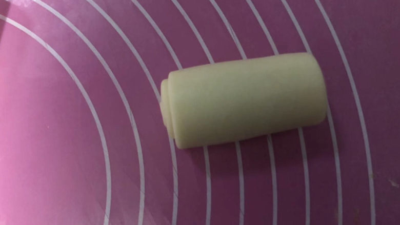 绿豆饼,自上而下卷起。