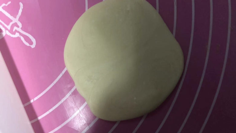 绿豆饼,擀成圆形,四周擀薄一些。