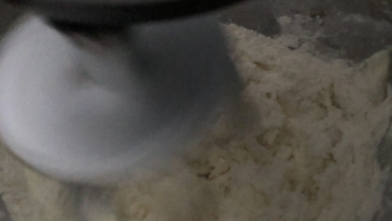 绿豆饼,进行揉面,最好出膜,后期包就不容易破皮。