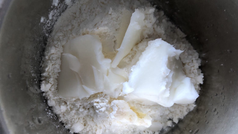 绿豆饼,同时做油酥,把材料放在一起揉和。