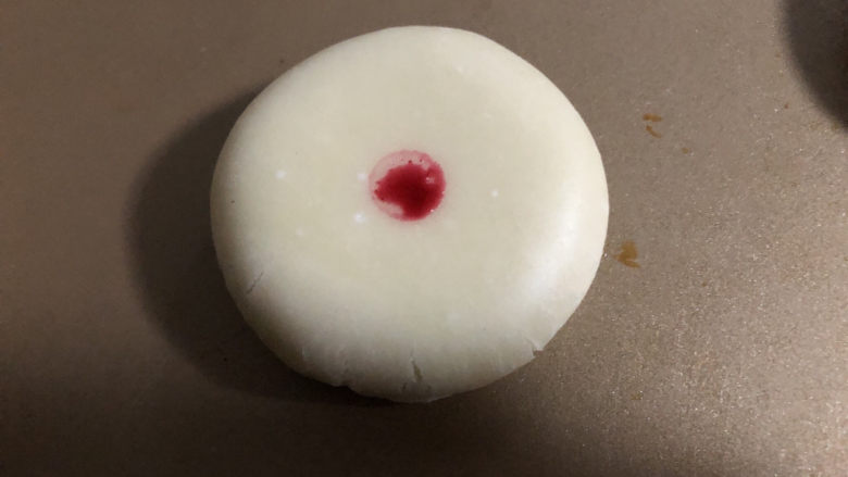 玫瑰花饼,轻轻按压平,用筷子点个红心。