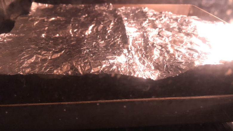 绿豆饼,烤箱预热180度,烤约20分钟,中途可以加盖锡纸。
