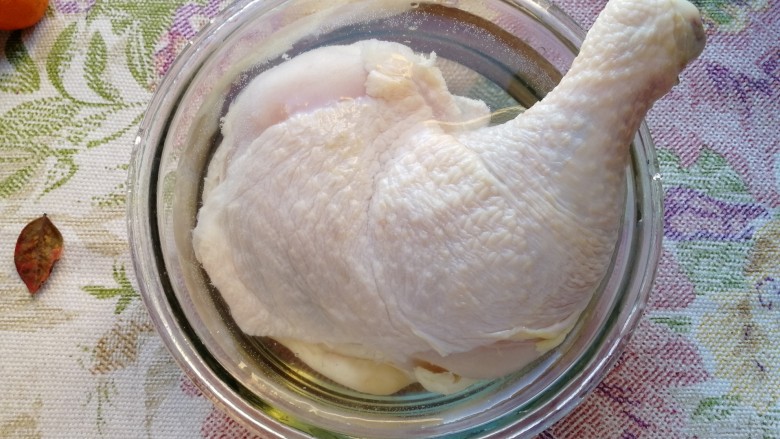 盐焗鸡腿,鸡全腿泡冷水泡15分钟,清水洗干净。