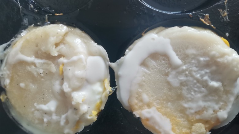 鸡蛋肉末汉堡,把鸡蛋放到之前的面饼上,在扣上一个面饼