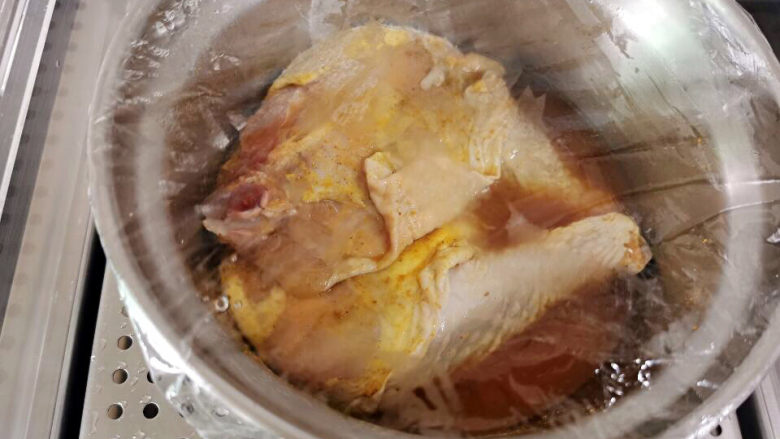 盐焗鸡腿,隔天取出,盖上保鲜膜,上锅蒸20分钟左右