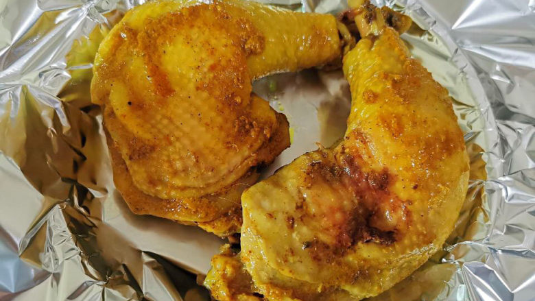 盐焗鸡腿,烤盘铺上锡纸,放上鸡腿