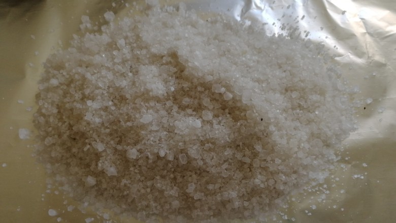 盐焗鸡腿,锡纸上铺上盐。(烤箱200度预热10分钟)