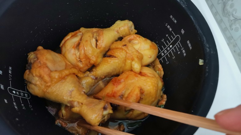 盐焗鸡腿,时间到了,把鸡腿翻个面,再次按煮饭键焖煮40分钟