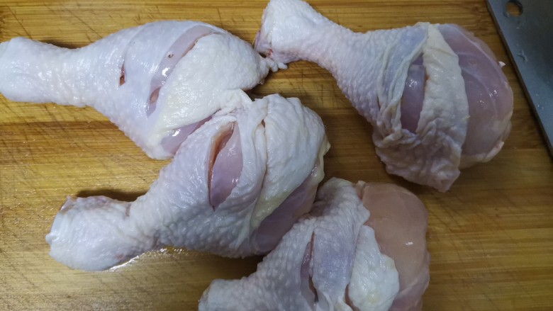 盐焗鸡腿,鸡腿洗干净,用刀在鸡腿上划几个口子,方便腌制入味