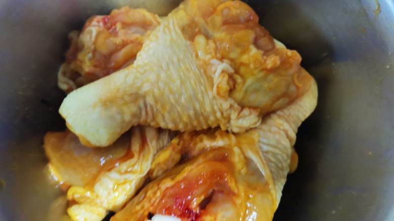 盐焗鸡腿,涂抹均匀,使每个鸡腿上都粘上盐焗鸡粉,盖上保鲜膜腌制2小时以上