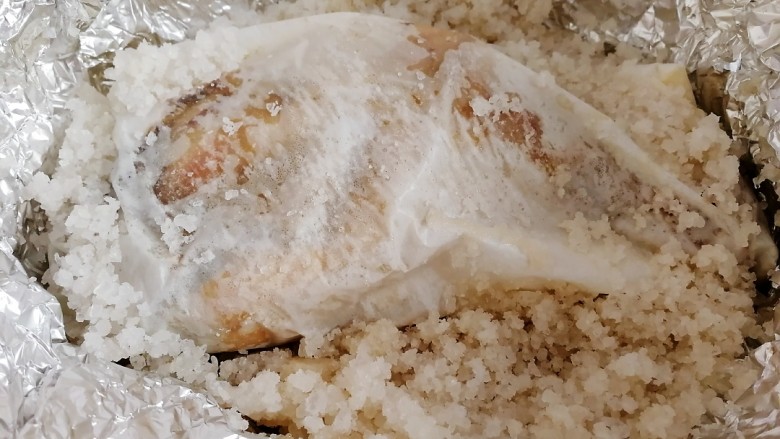 盐焗鸡腿,去除锡纸和盐,好香啊。
