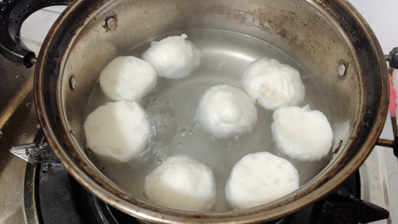 菠菜鱼丸汤,先加到凉水中煮至沸腾,上浮表示煮至成熟