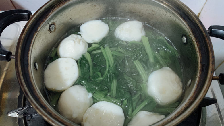 菠菜鱼丸汤,而后加到花枝鱼丸汤中,沸腾50s左右即可出锅~