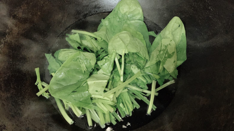 菠菜鱼丸汤,入热水中汆烫至变软,立刻捞出沥干水