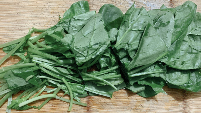 菠菜鱼丸汤,将菠菜洗净,切段备用