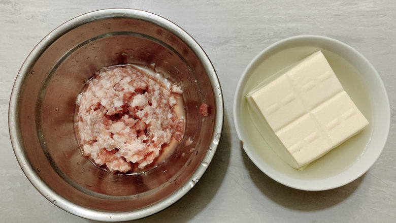 豆腐肉丸子,主要食材如图所示示意,猪肉沫、<a style='color:red;display:inline-block;' href='/shicai/ 465'>豆腐</a>