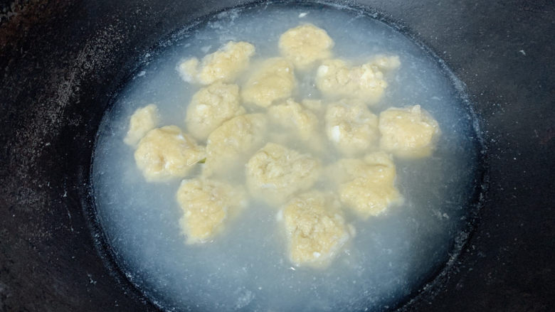 豆腐肉丸子,煮至沸腾浮起(因为加了鸡蛋,煮了之后呈现偏黄色,而且汤底浑浊)