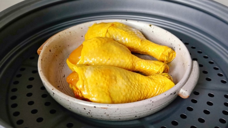 盐焗鸡腿,腌制好的鸡腿把配料去除干净,放入蒸锅蒸10分钟左右。