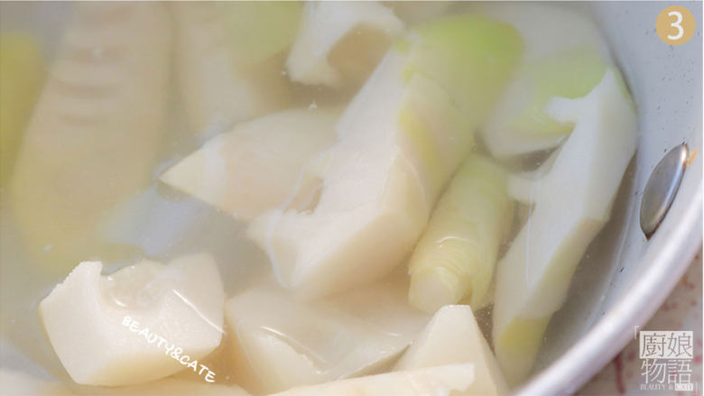 我不允许你还没吃过这么鲜甜脆嫩的「 油焖春笋 」一口吃掉整个春天!,锅里烧水,加入1勺盐,把笋放入锅中煮3分钟后沥干捞出。