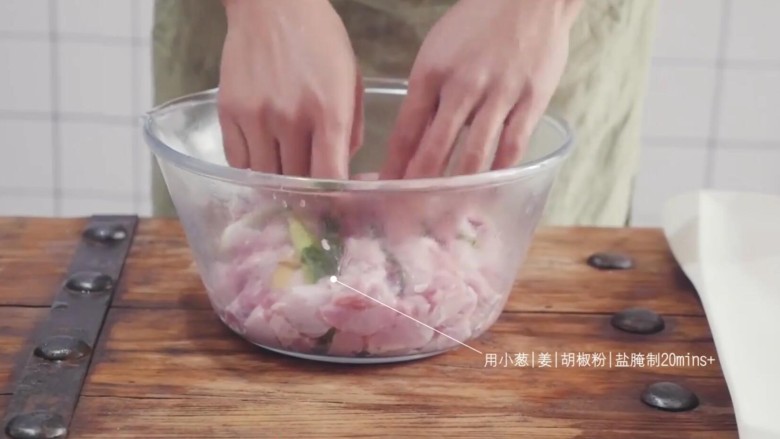 冷吃兔,步骤三:葱切断,姜切片,再加入胡椒粉和盐,腌制兔肉20分钟。