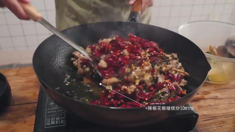 冷吃兔,步骤六:再加入花椒辣椒,继续翻炒10分钟。