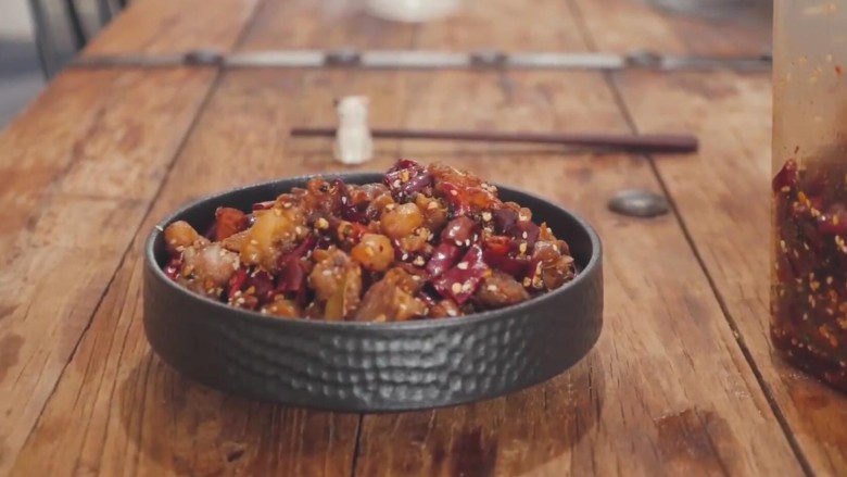 冷吃兔,步骤八:炒好的冷吃兔可以装起来慢慢吃哦,煮面,当零食都可以~