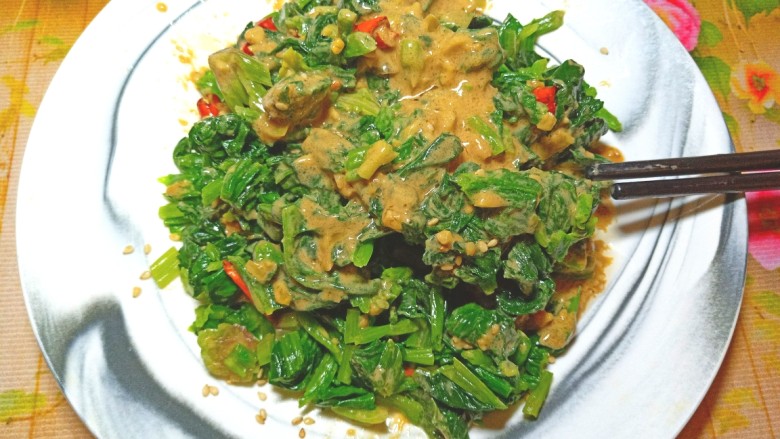 麻酱菠菜,吃的时候搅拌一下,鲜嫩的菠菜,香味扑鼻的芝麻酱带点辣味,好爽口。