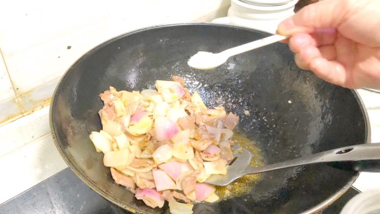 洋葱炒肉片,加盐,味精即可起锅