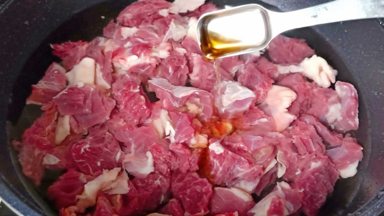 番茄牛肉面,牛腩冷水下锅焯水(冷水下锅焯水可以把肉质里的杂质都渗透出来。)加料酒一勺。