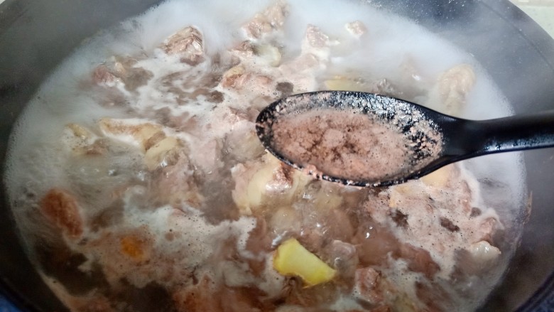 番茄牛肉面,开大火焯水两分钟左右,水开后撇取去表面的浮沫,焯水后把牛腩清洗一下,沥干水分。