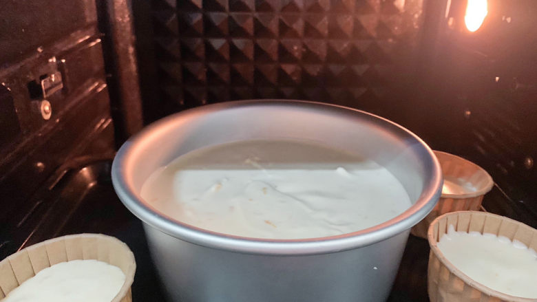 橙子蛋糕,⚠️入炉:尽量快速放入,避免开炉过久,烤箱内温度急剧下降。置于下层,150℃上下火35-40分钟。