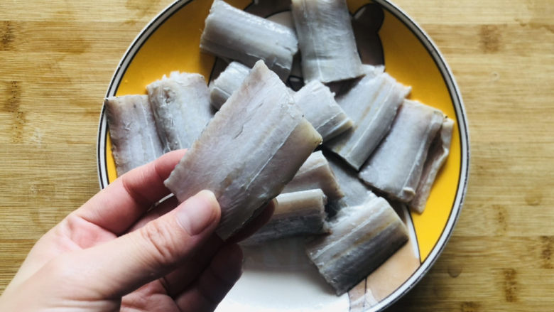 干煎带鱼,用清水洗掉表面银色的东西,控干水分。
