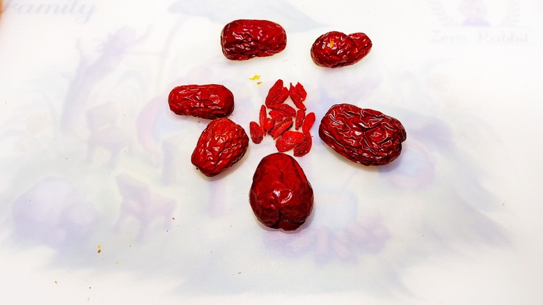 红枣莲藕汤,挑几个好看的大枣,<a style='color:red;display:inline-block;' href='/shicai/ 673'>枸杞</a>洗净