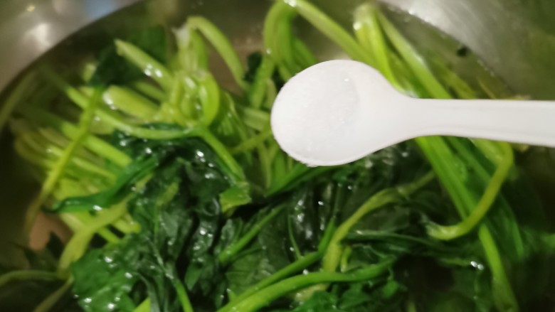 麻酱菠菜,放入开水中汆烫,水中加入2克盐.