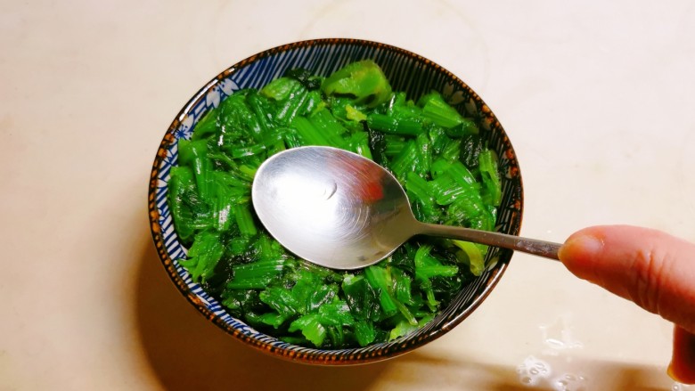 麻酱菠菜,放入小碗里,压实。