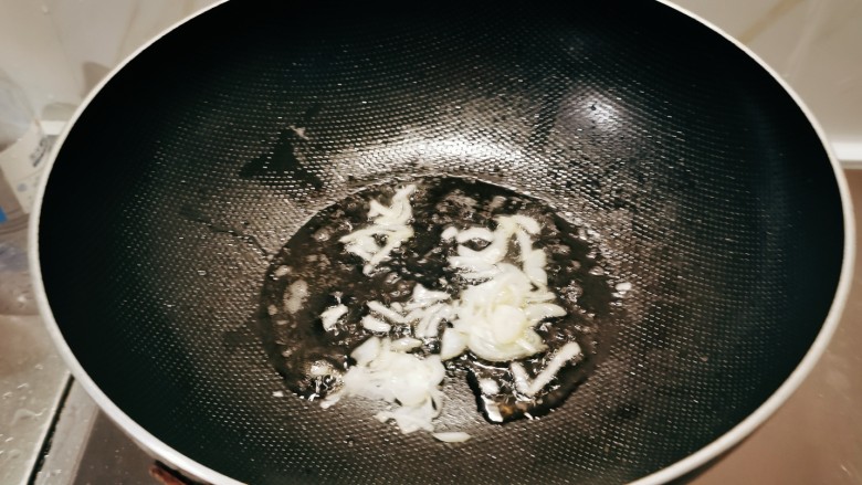 菠菜鱼丸汤,起油锅放入食用油,油热后放入葱片炒香。