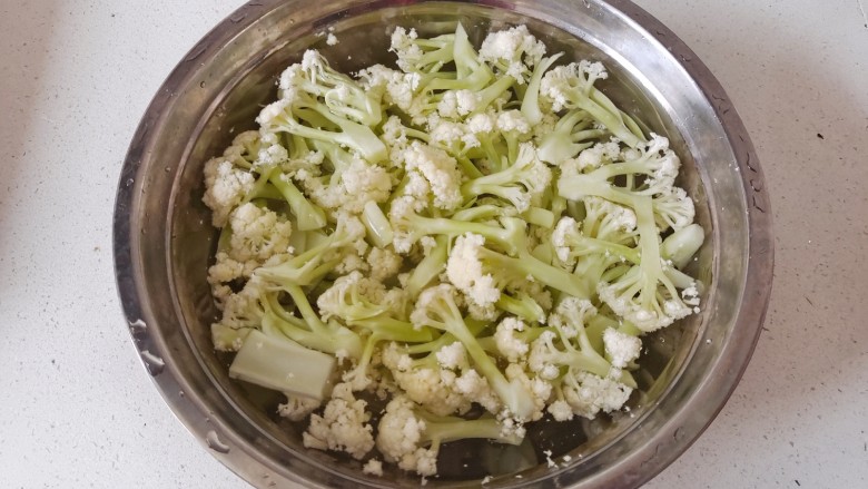 腊肉炒花菜,用清水冲洗几遍，然后用淡盐水浸泡一会，淘洗干净